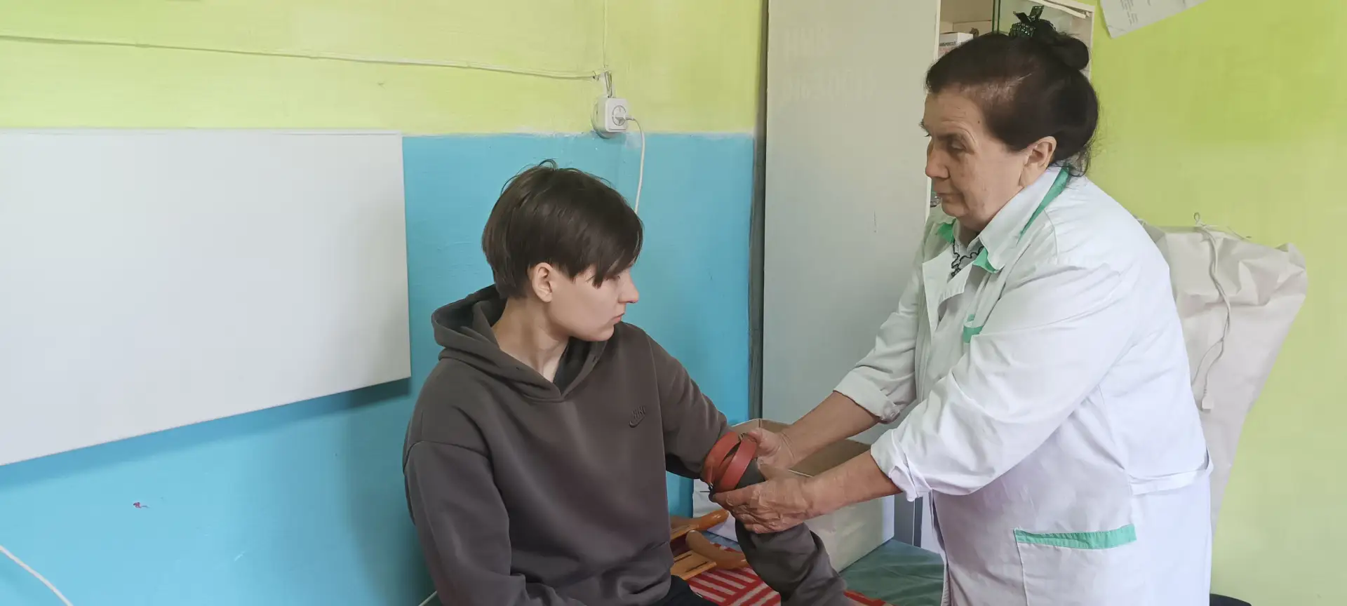 ⚡ Продолжаются занятия по изучению основ медицинских знаний у девушек 10 класса в МБОУ ...