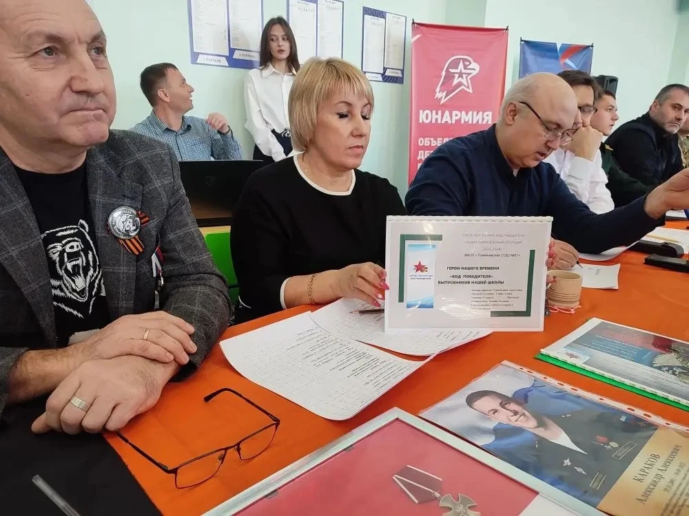 Смотр строя и песни среди учащихся 8–11 классов!   Результаты соревнования: 🥇 1 место — 10 класс 🥈 2