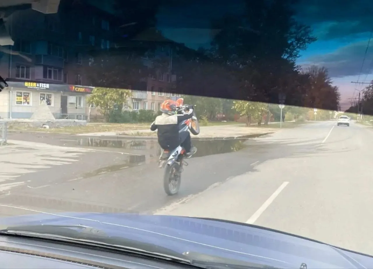 🛴 «Мам, я аккуратно»: очередной гонщик на одном колесе попал на фото