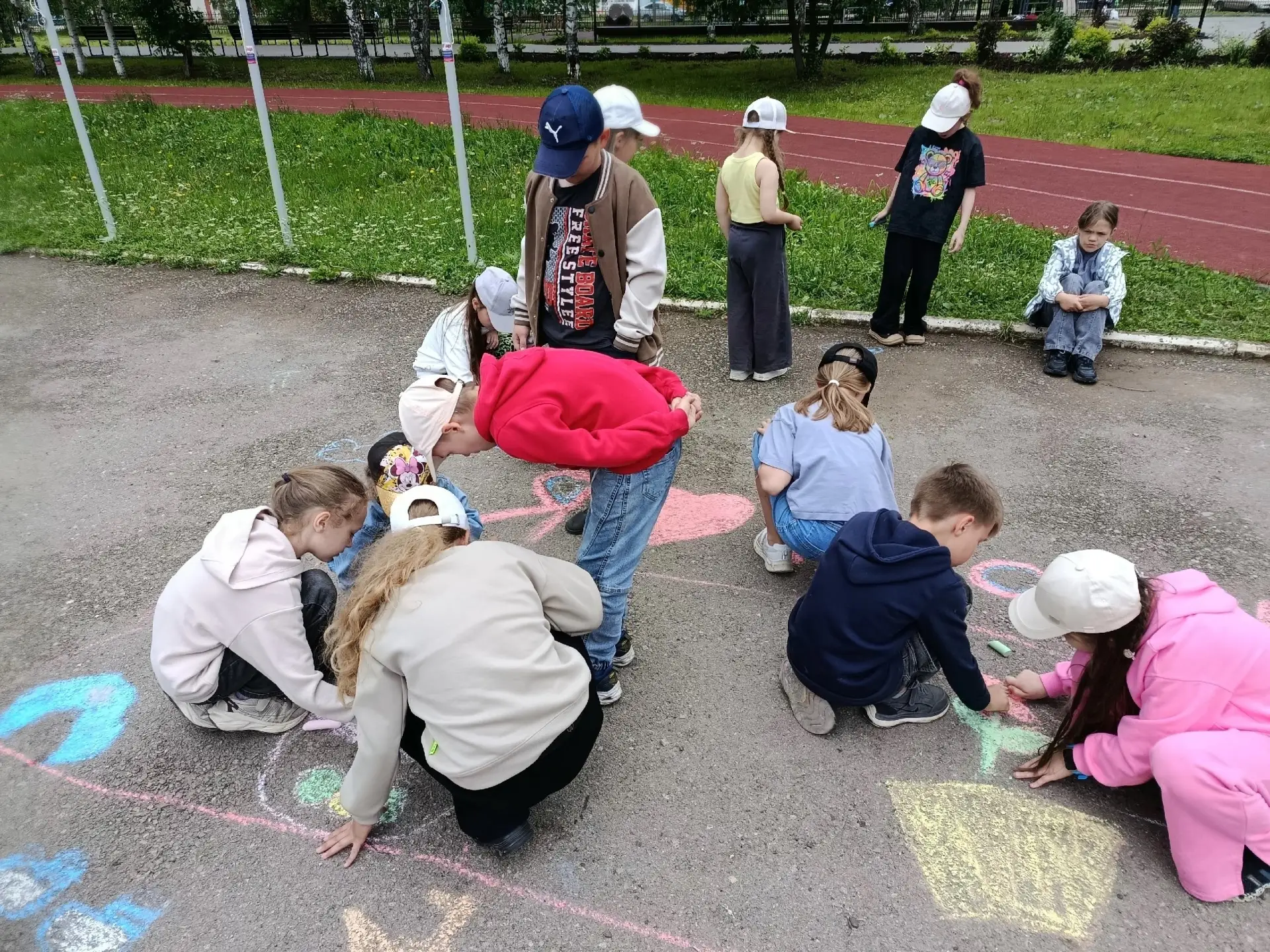 ☀️Сегодня в лагере «Орлята России в клубе «7 ключей» прошёл конкурс рисунков на асфальте и мастер-кл