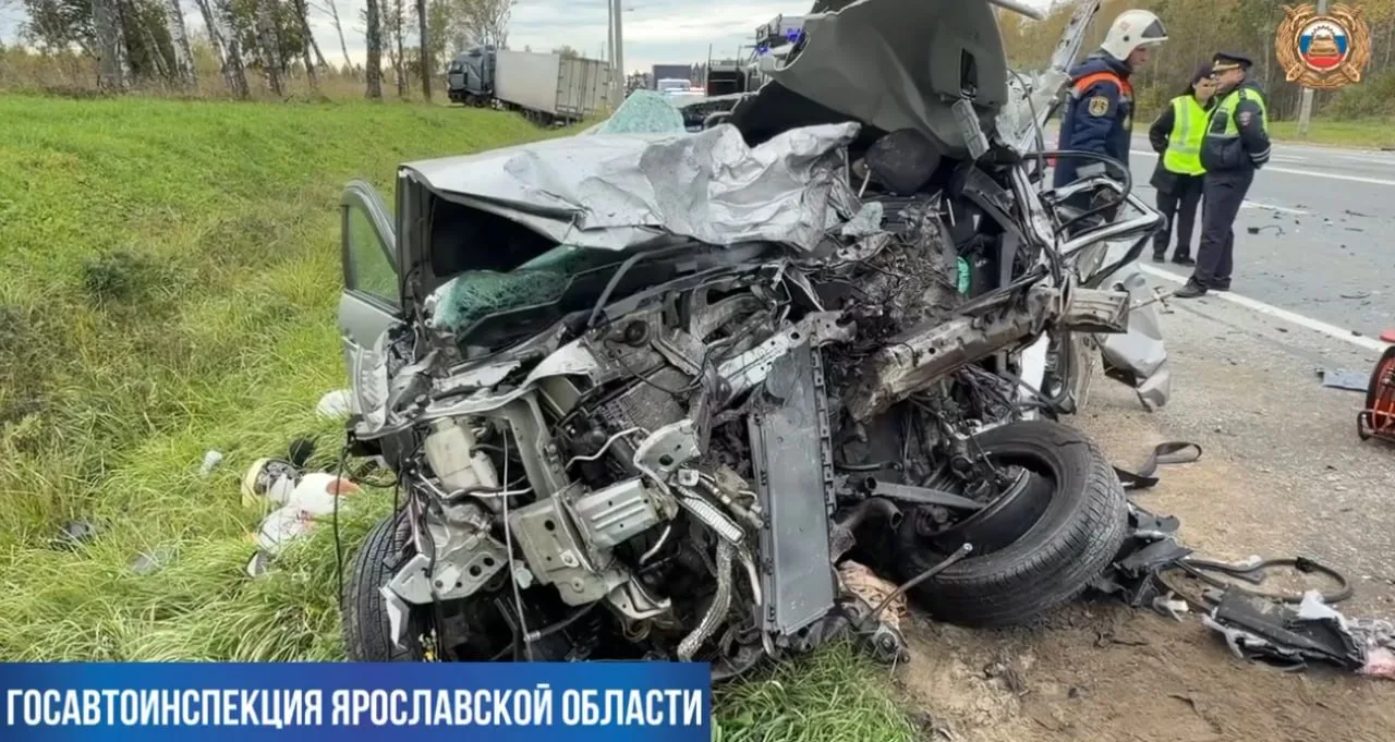 Два человека погибли в ДТП с фурой в Ростовском районе