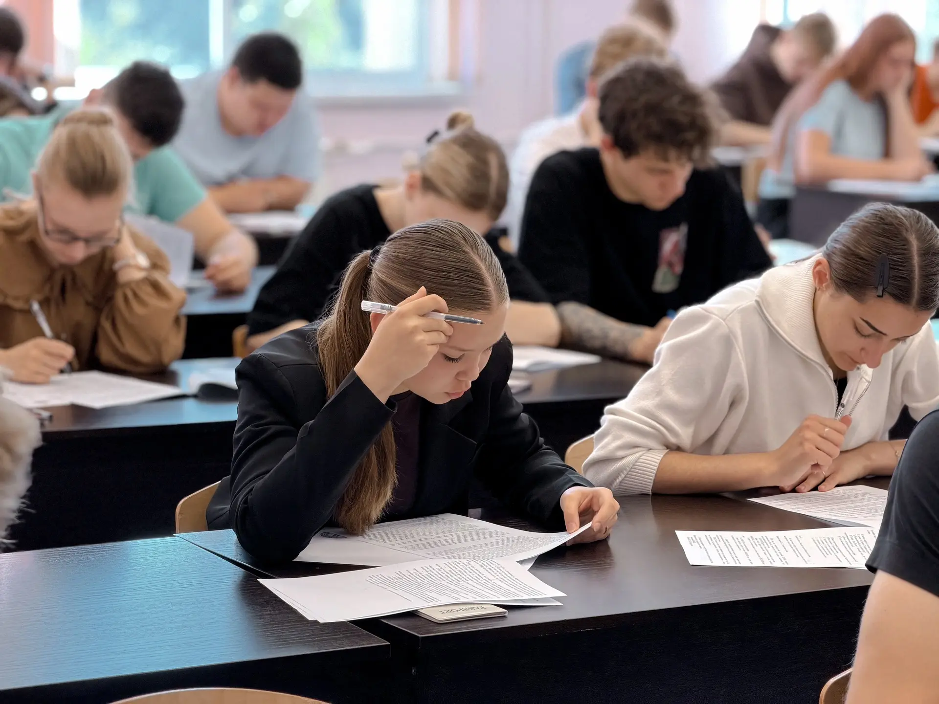 В КГУ продолжаются вступительные испытания 📚✍