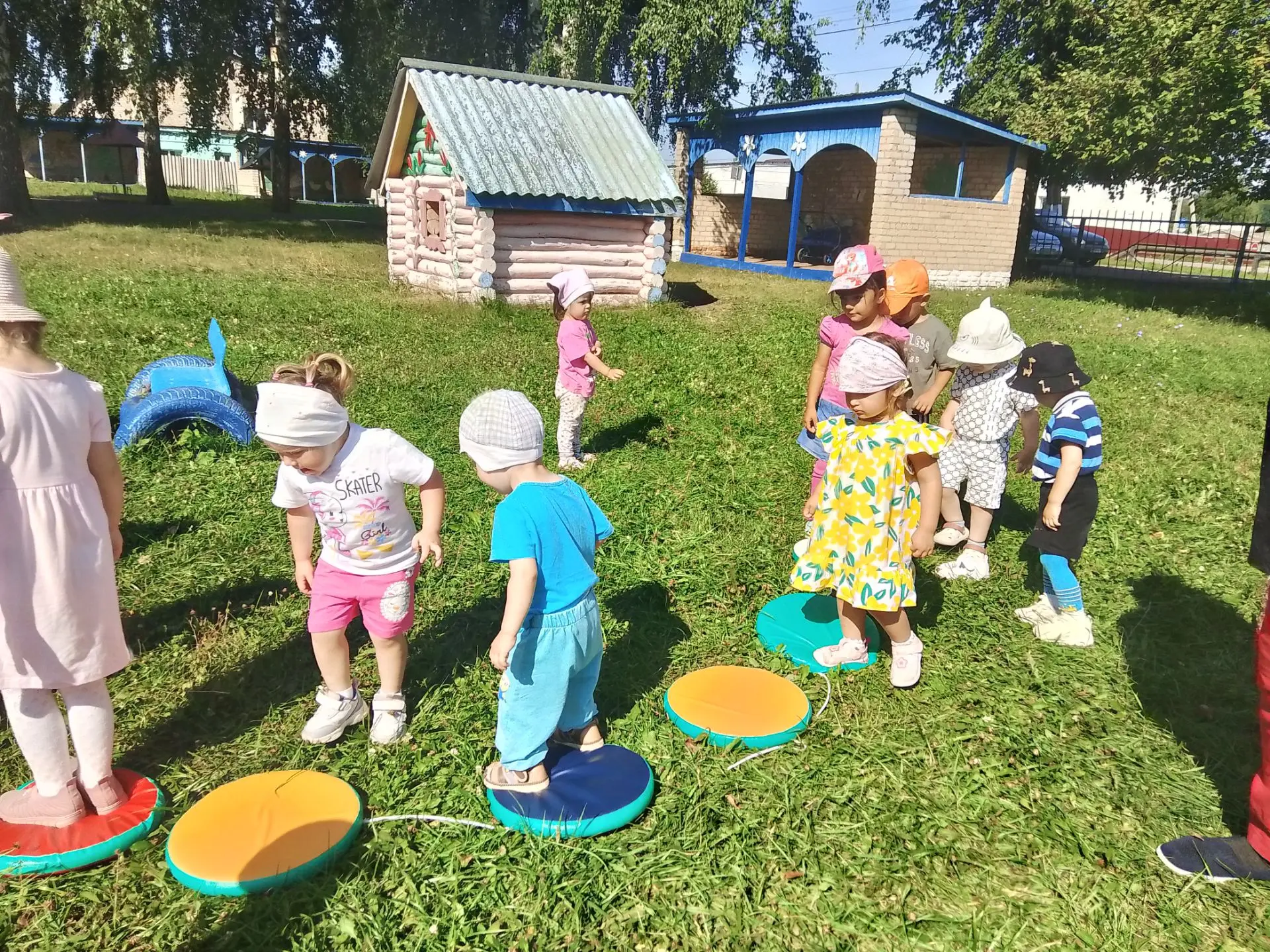 Занятие по физической культуре на свежем воздухе.