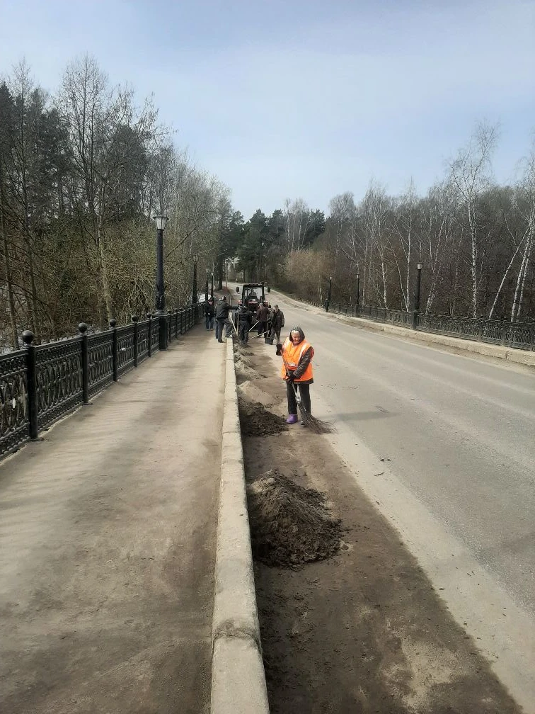 За 22 апреля провели субботник во дворах 6-ти многоквартирных домов, вывезли два камаза...