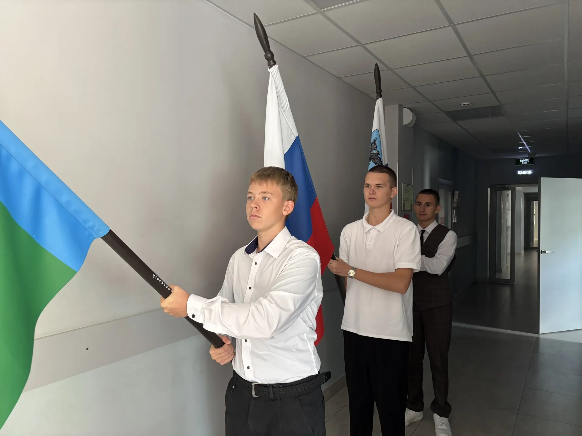 🎉 Традиционная линейка — начало новой учебной недели! 🎉