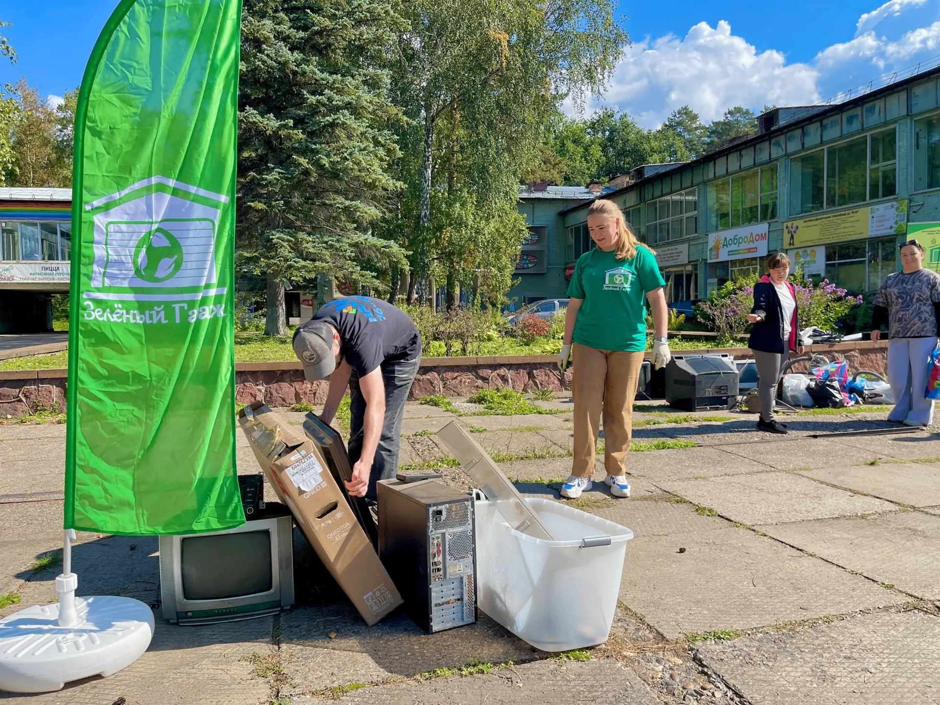 ♻️ У торгового комплекса «Тель» прямо сейчас проходит акция по сбору электрохлама.
