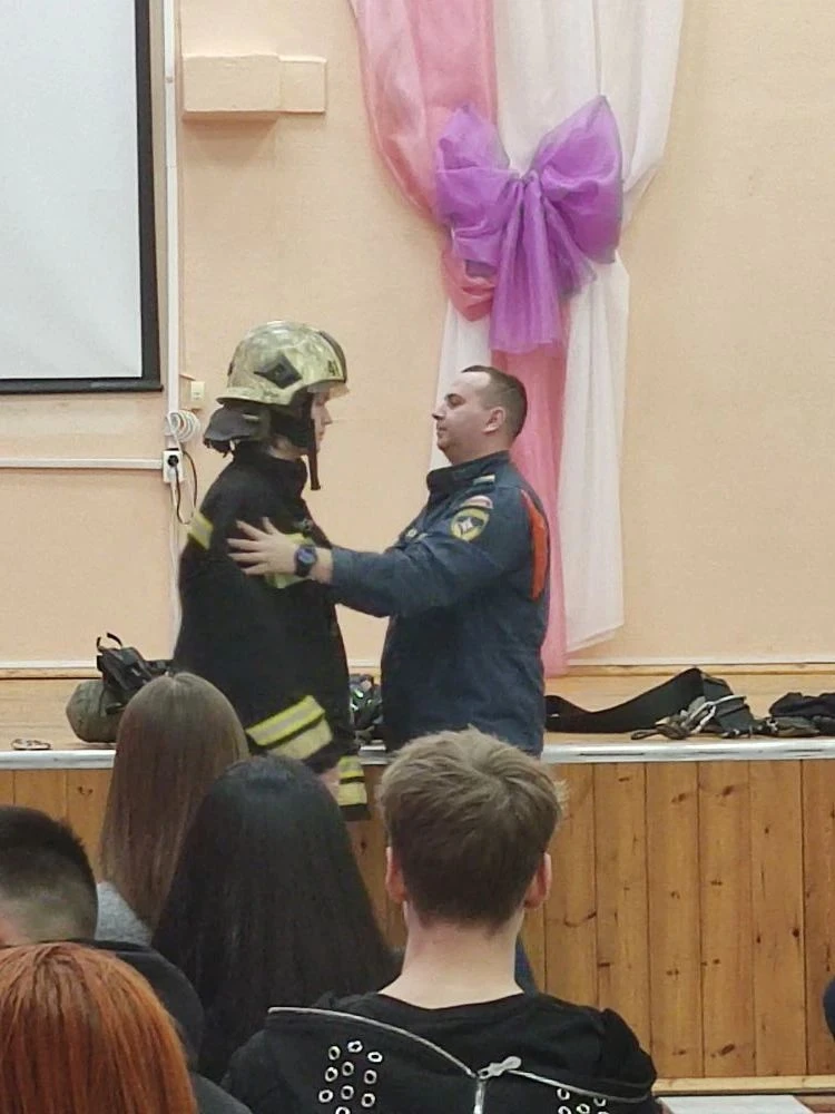 16.12.2025 в актовом зале школы учащиеся 10 АБВГ классов актуализировали знания по пожарной безопасн