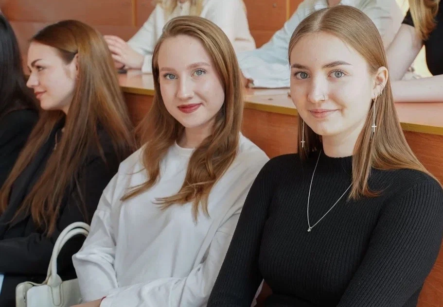 Улыбка — это простой ключ к лёгкости и внутренней силе. Даже самое обычное дело становится приятнее,