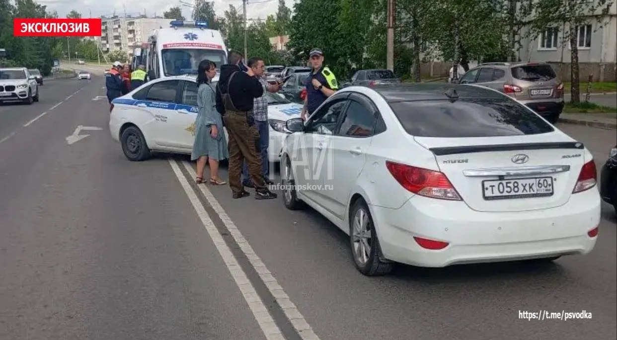 Ребёнок попал под колёса легкового автомобиля на улице Коммунальной в Пскове. ДТП произошло недалеко