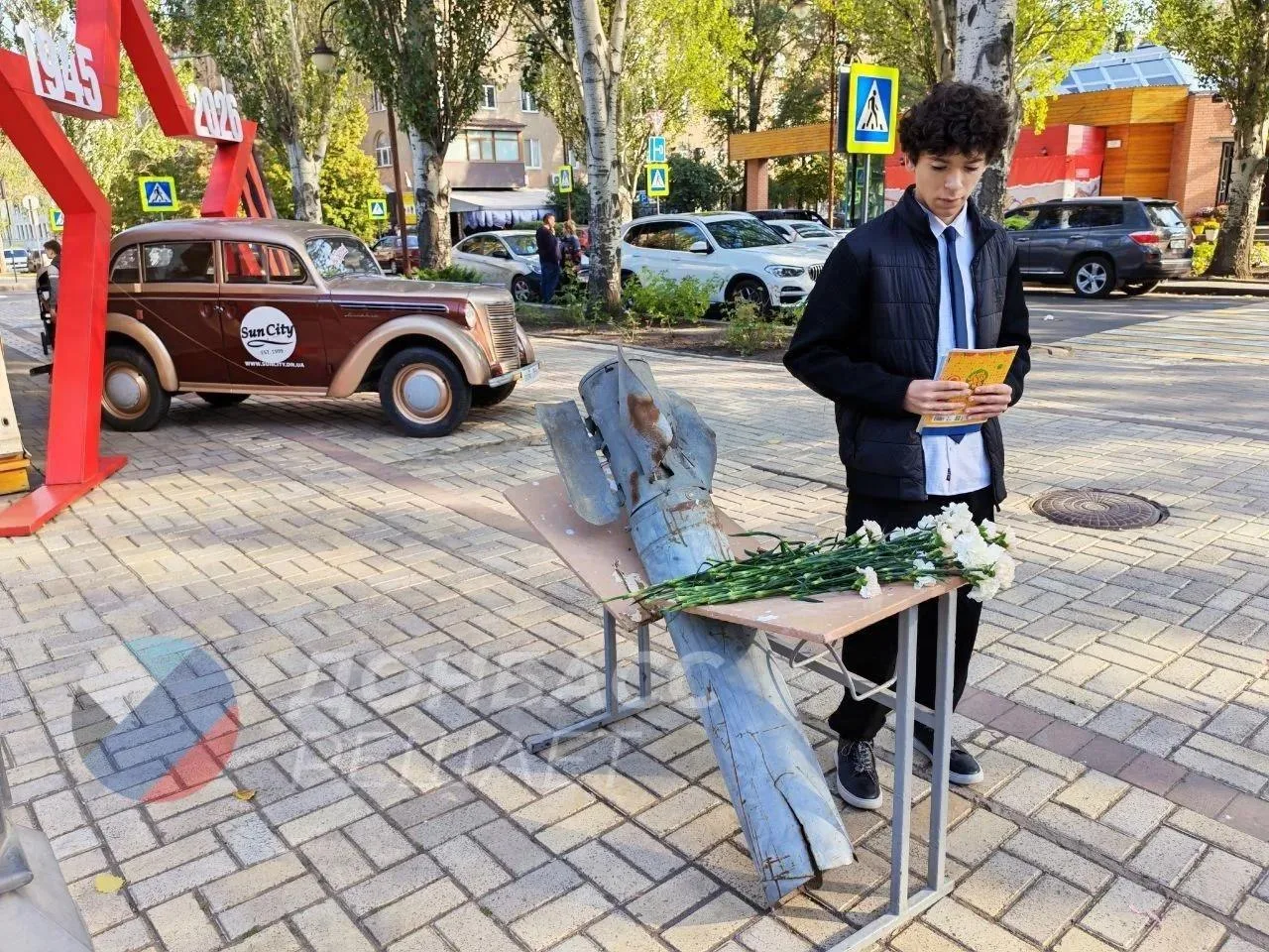 В память о погибших педагогах в День учителя активисты Движения Первых провели акцию в ...
