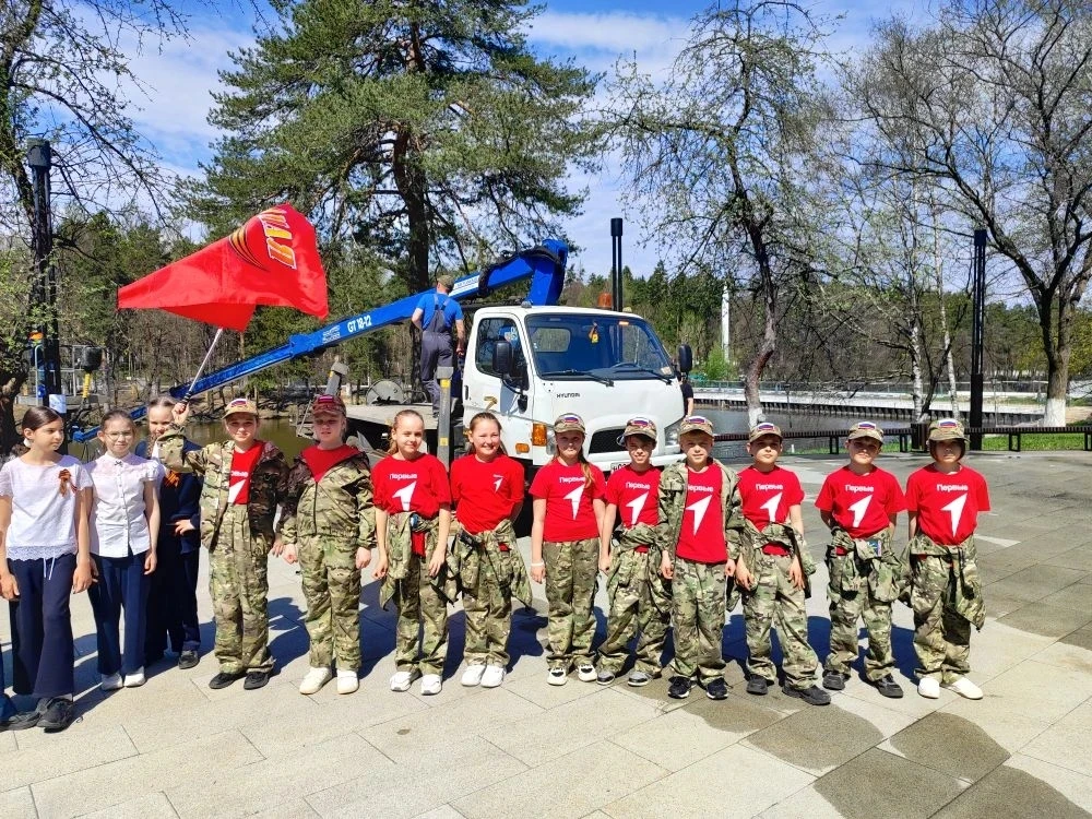 В преддверии Дня Победы школа "Перспектива" заступила на вахту памяти у памятника Г. К. Жукову.  Чес