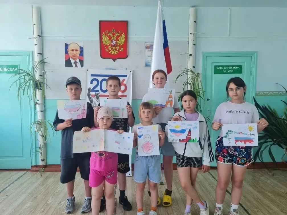 Дети рисуют Россию: ярко, искренне, с любовью! 🎨
Ко Дню России специалисты по работе с молодёжью из
