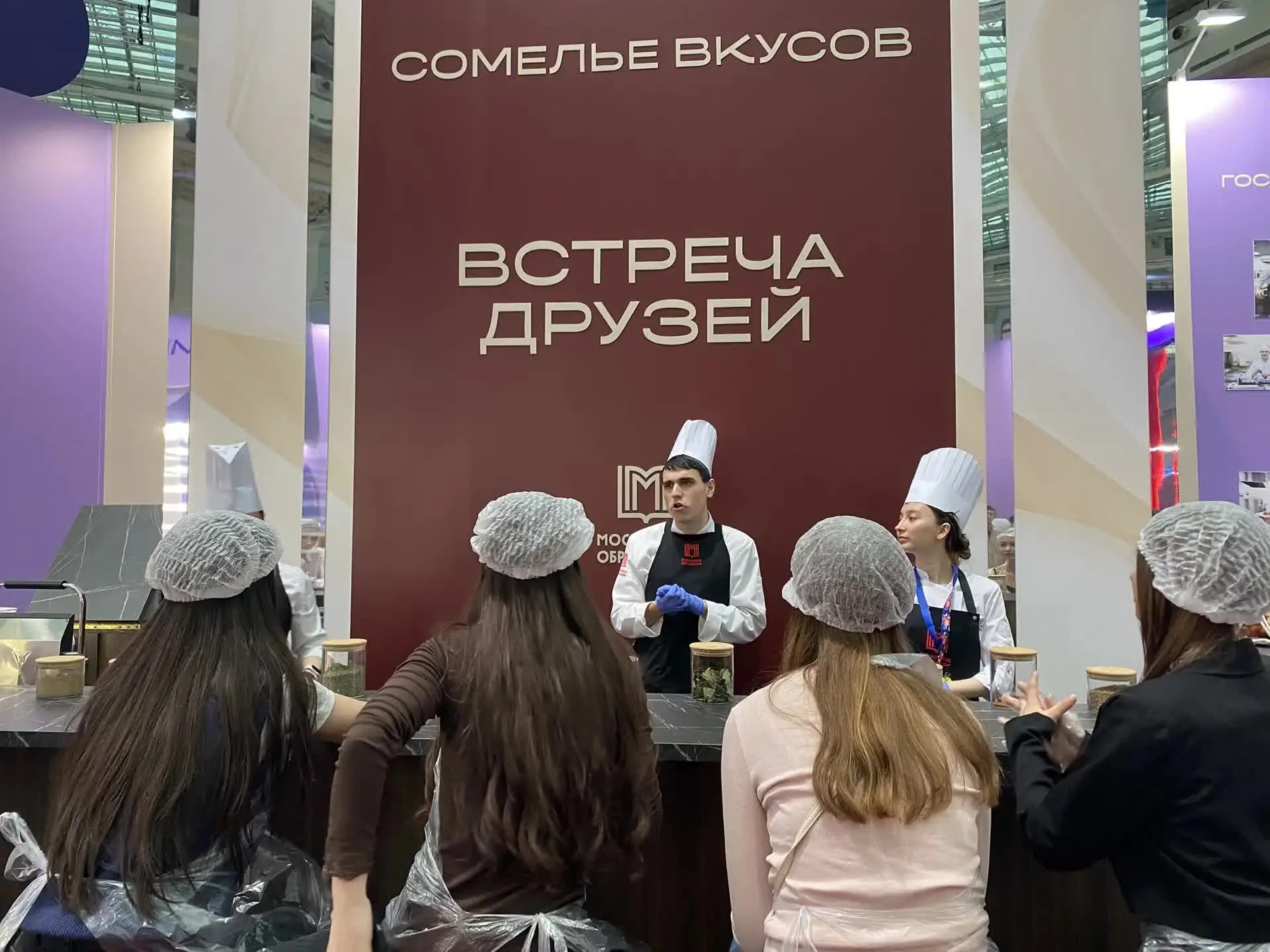 📚 Наши 9-е классы дружно посетили Форум колледжей — яркое и полезное событие для всех, кто уже задум