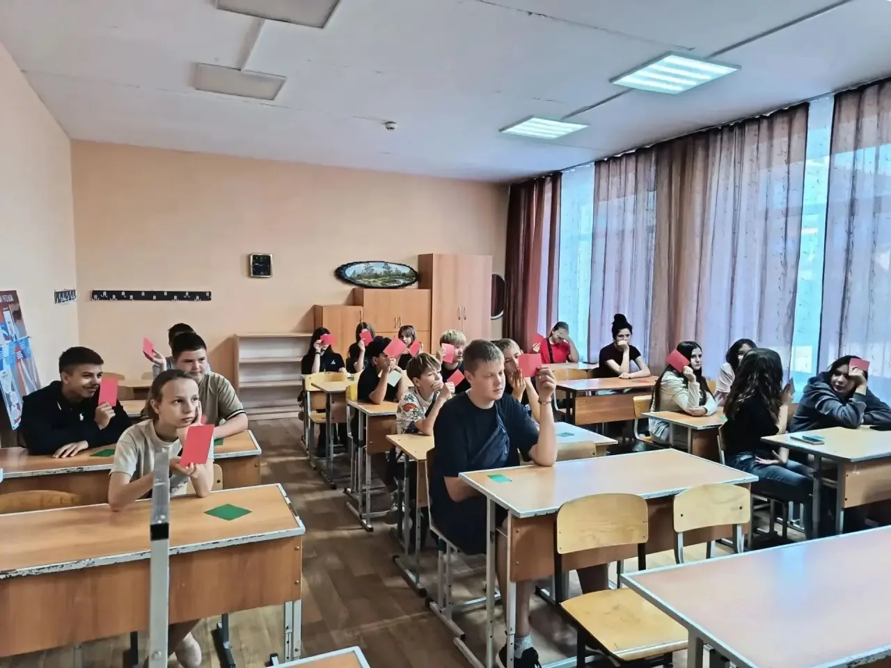 Сегодня прошел блиц-опрос на тему "ПДД". Ребята вспомнили правила поведения на дороге и...