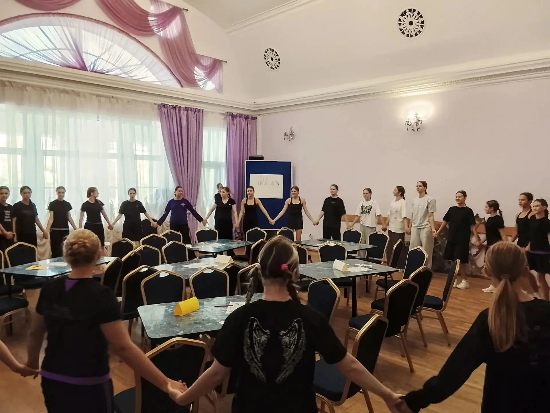 Вчера мы превратили обычный день в настоящее кругосветное путешествие! Наш уникальный к...