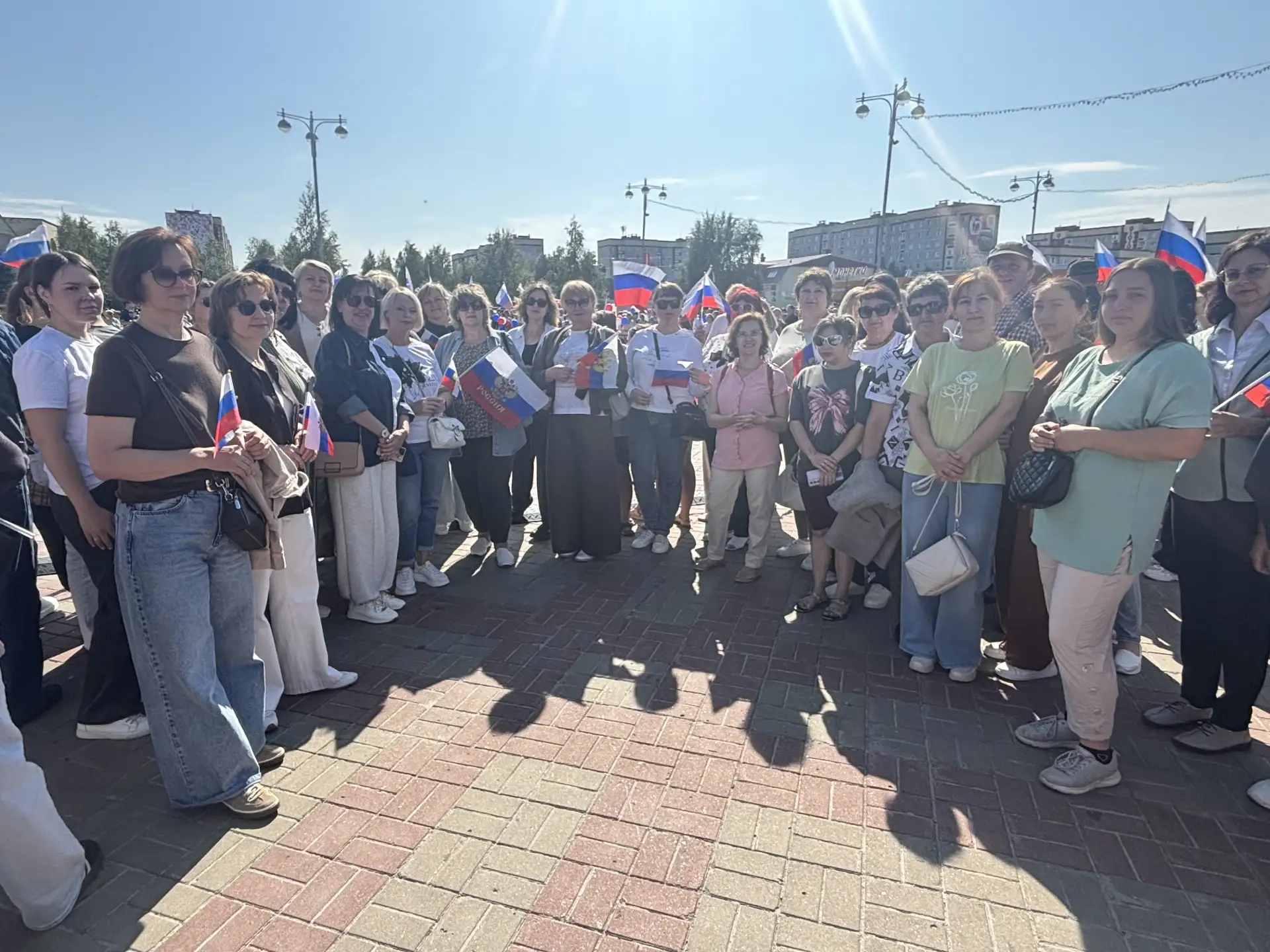 Педагогический коллектив и сотрудники пятой школы поздравляют с Днём флага России🇷🇺