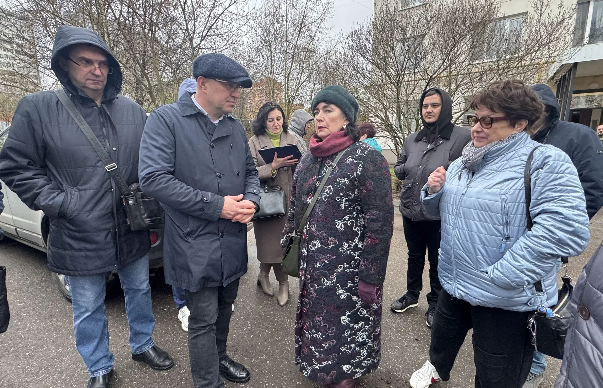 Алексей Зотов провел обход в микрорайоне «В»  Глава управы района Троицк, совместно с жителями прове