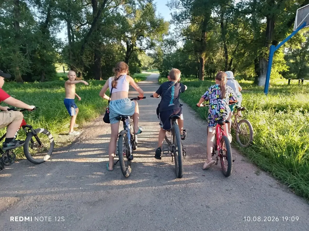 В нашем дворовом отряде по-прежнему дни проходят ярко и познавательно: Ребята совершили...