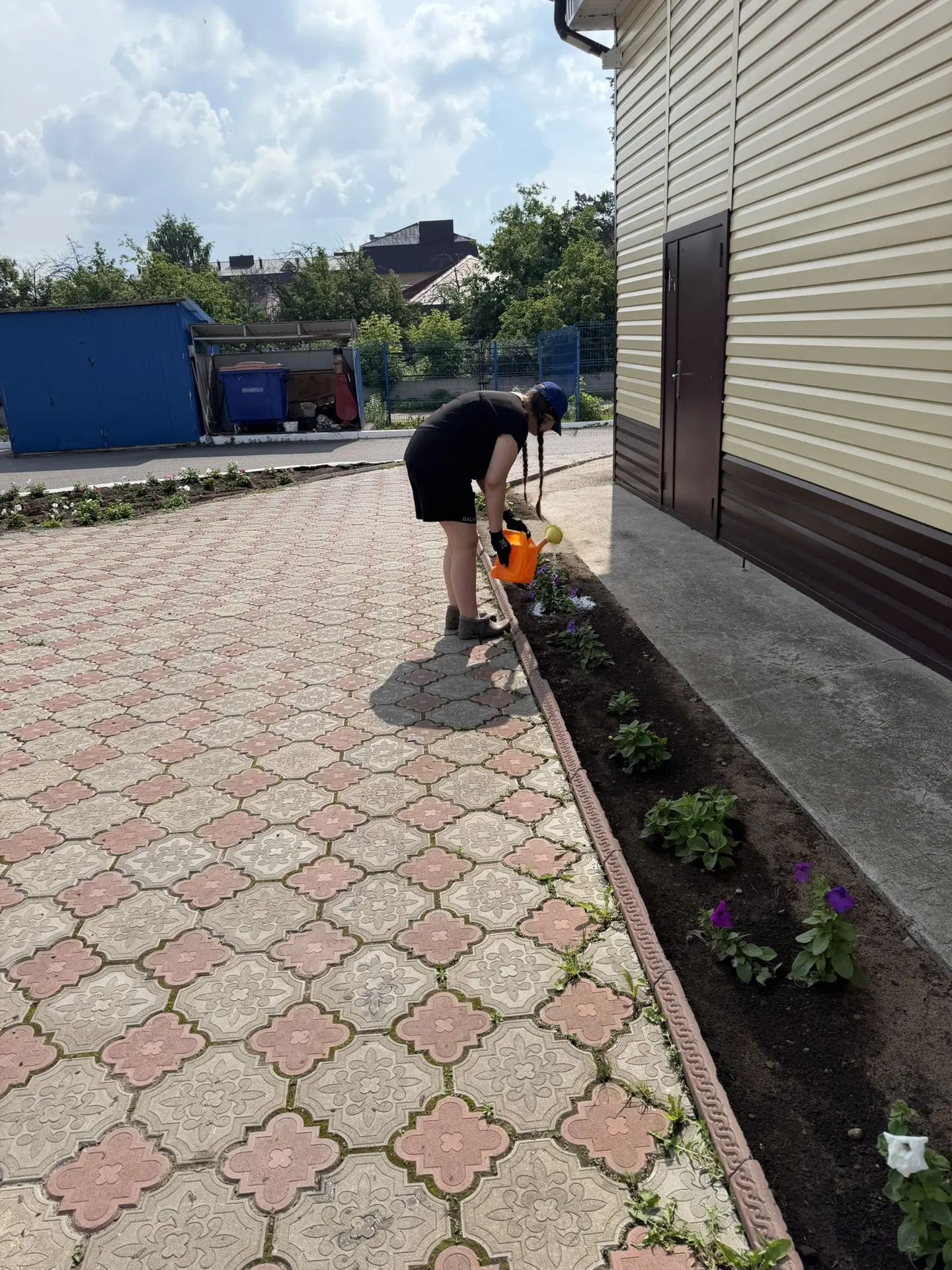 🌿 ☀️Летняя отработка в самом разгаре!👍🏻
Ребята приходят в школьный огород, ухаживают за цветами, 