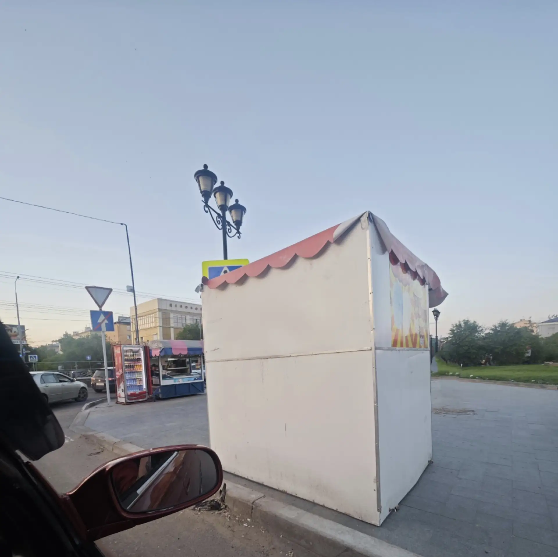 Очень интересно, что за умники догадались это сюда поставить?! Ни знака не видно,ни пешеходов🤬 Там 
