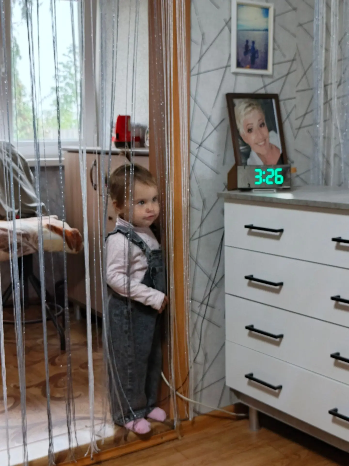 К бабе приехала, бабу зовёт, а она не выходит....