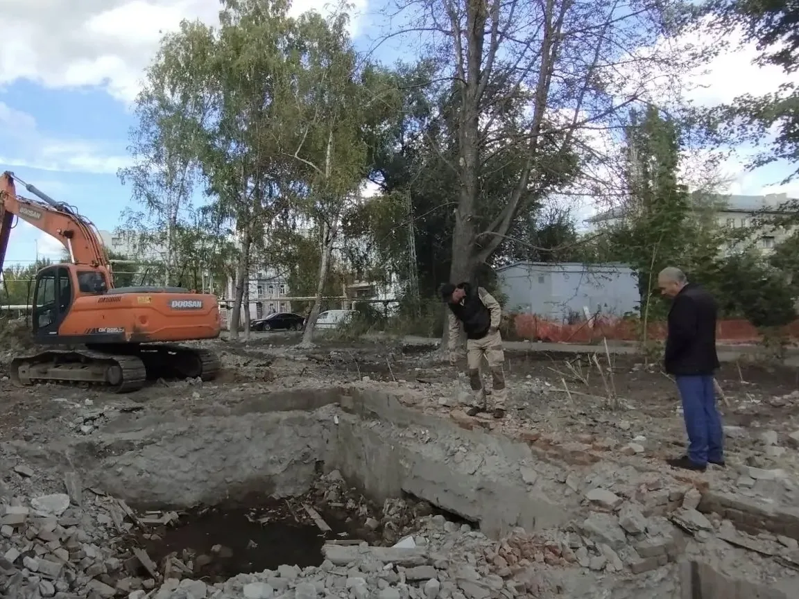 🏚️ Первый заместитель главы администрации Владимир Чирсков проконтролировал ход работ ...