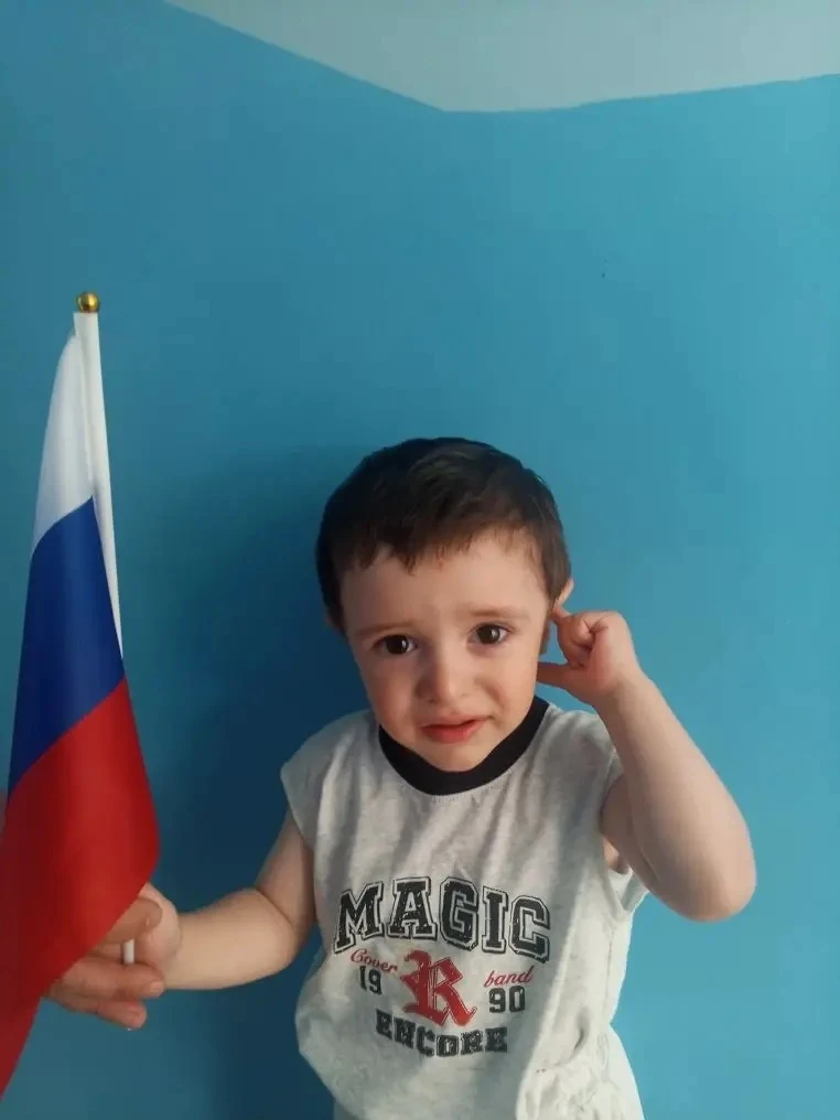 Воспитанник группы "Дельфинчики", Марянян Ерванд, принимает участие в акции "Флаги России".
#ФлагиРо