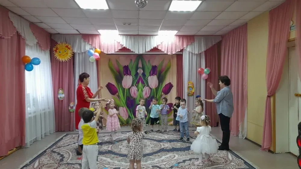 Весенний утренник у малышей