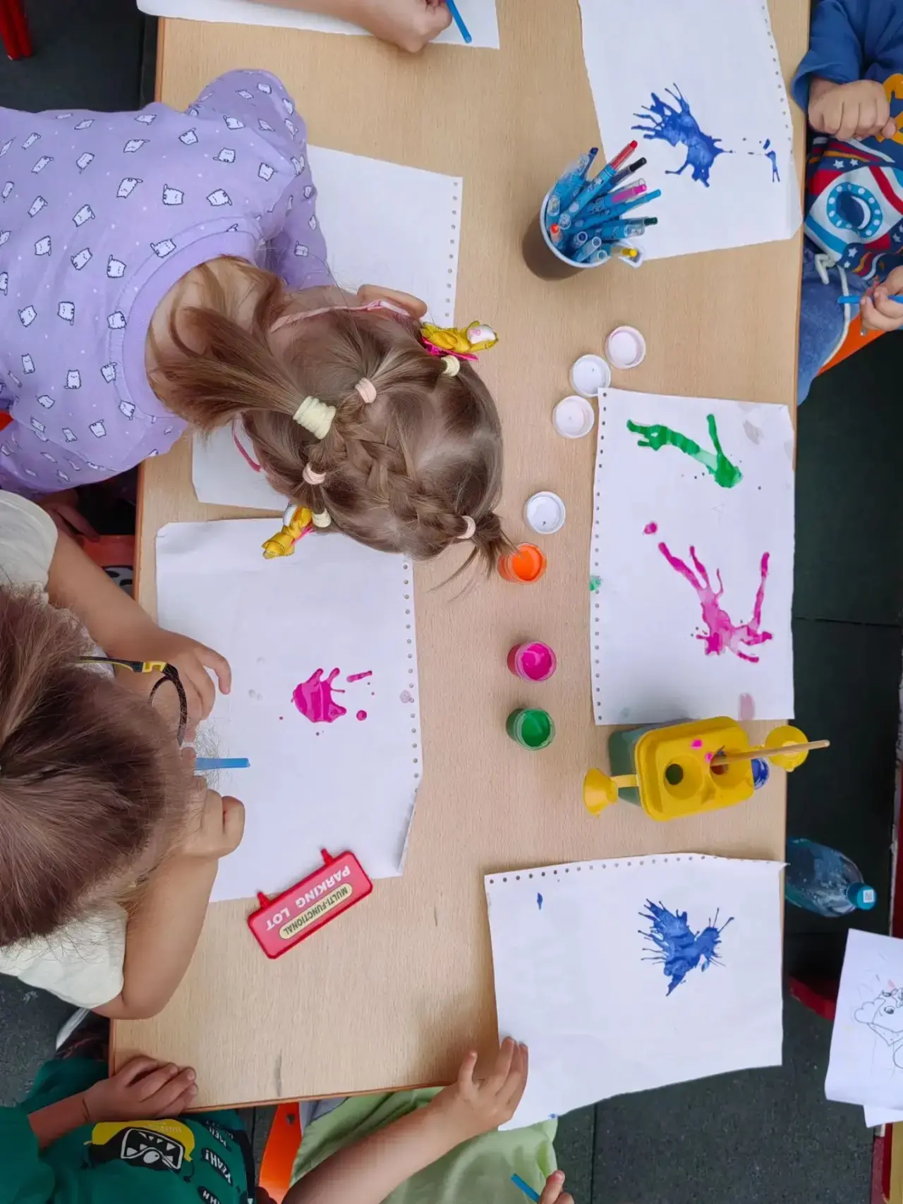 🎨 Волшебство на бумаге: как мы оживляли кляксы!

Сегодня в группе «Островок» царила самая настоящая