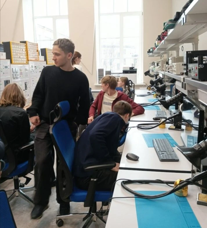 ЭКСКУРСИЯ В ЛЭТИ  11-Б класс посетил один из старейших ВУЗов Санкт-Петербурга. Ребята не только узна