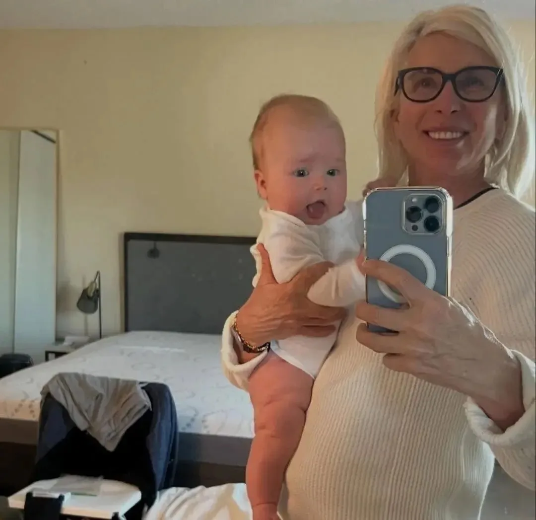 👶 Новая роль Алёны Свиридовой  Алёна Свиридова впервые стала бабушкой в 63 года. У её старшего сына 