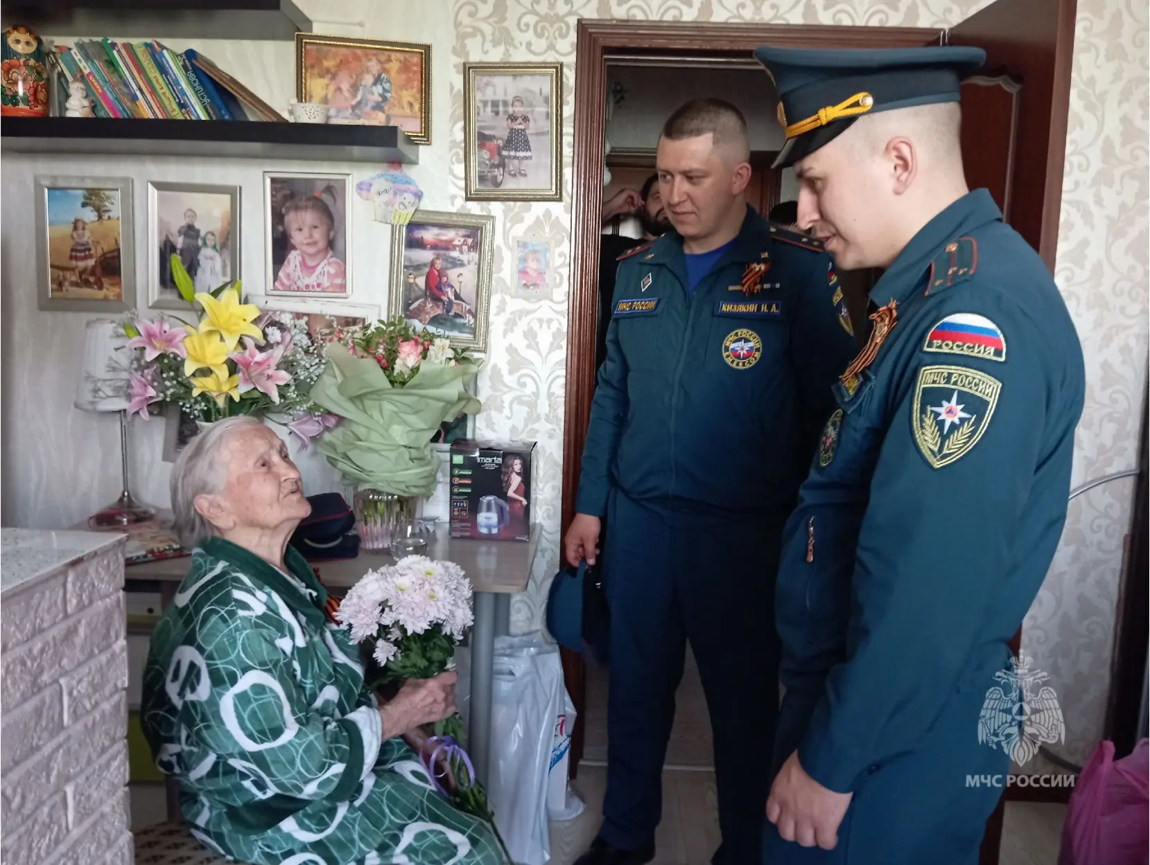 🔘Победа входит в каждый двор   Сотрудники Управления по ЮЗАО ГУ МЧС России по городу Москве совместн