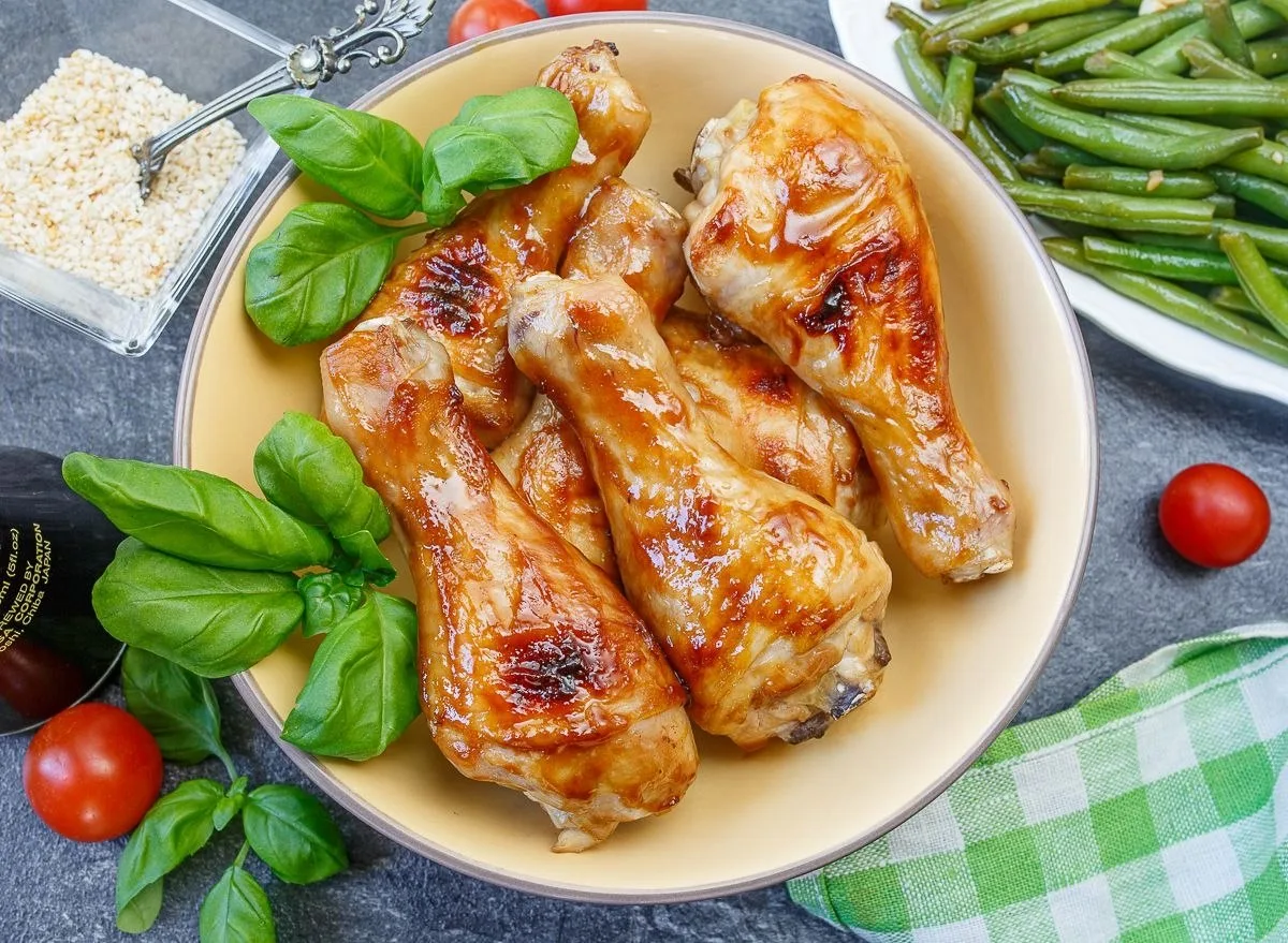 КУРИНЫЕ НОЖКИ В ГЛАЗУРИ

Ингредиенты:
куриные голени - 12 шт.
соевый соус - 60 мл.
яблочный уксус - 