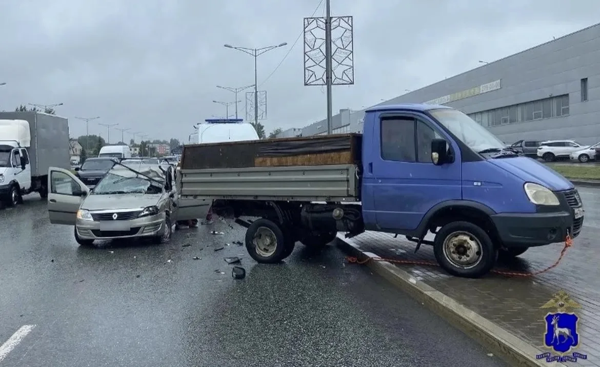 В Красноглинском районе 85-летний водитель Renault Logan врезался в стоящую ГАЗель