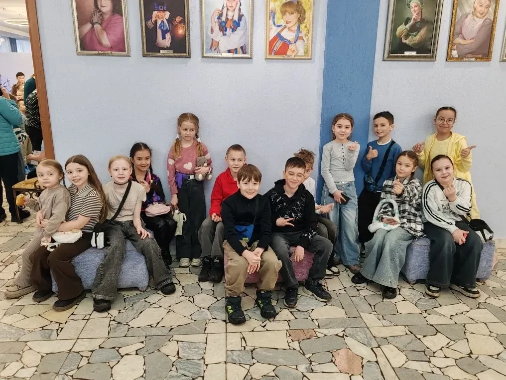 Ученики 2А  и 2Б классов посетили  сегодня Театр кукол. Спектакль "Приключения медвежонка Умки" - эт