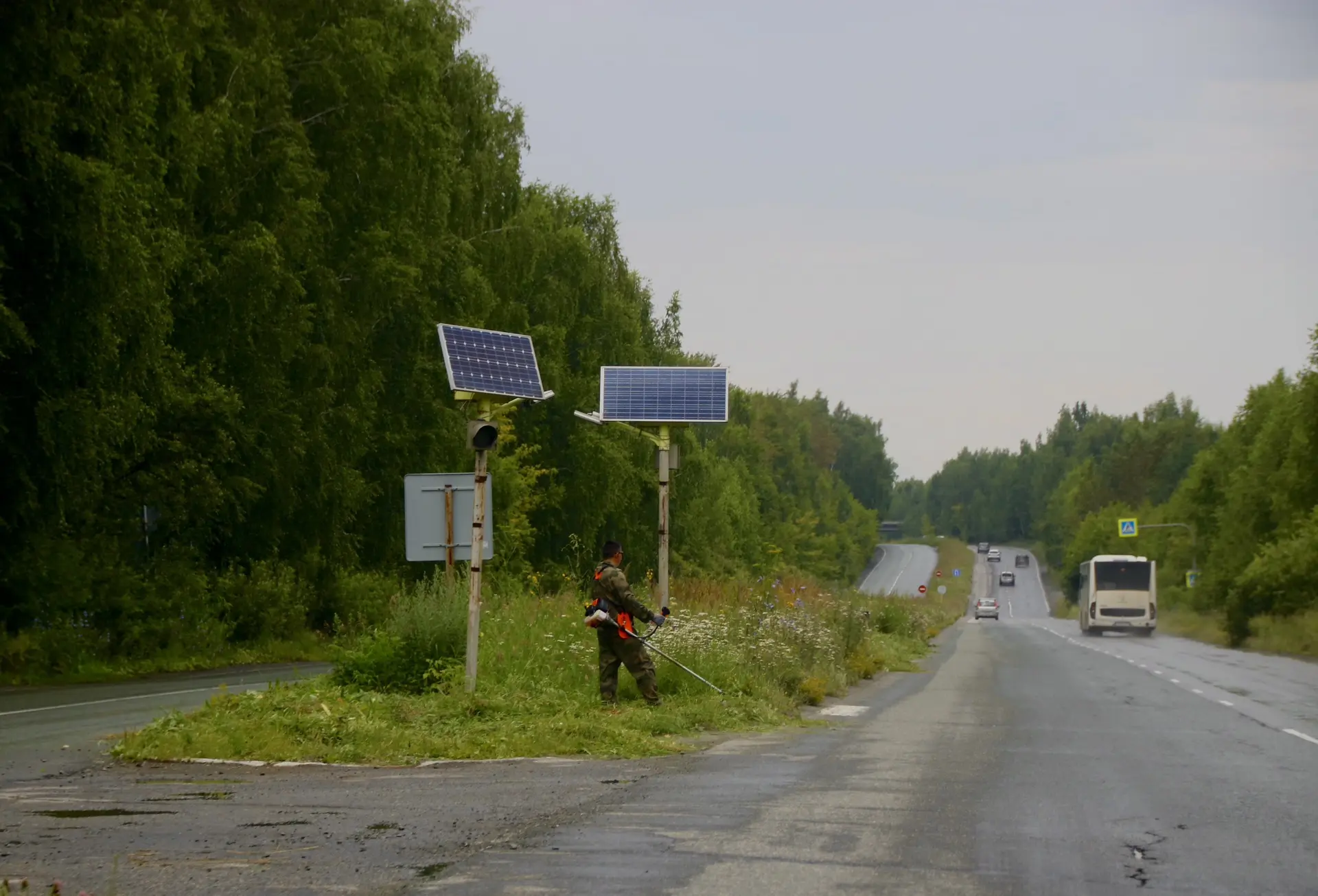 На Озерском шоссе косят траву.