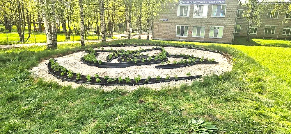 😍🌱 На главной клумбе Центра психиатрии вновь расцветет логотип