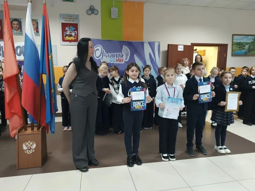 ✨ С  началом новой учебной недели!  Сегодня в лицее прошла традиционная линейка по выносу Государств