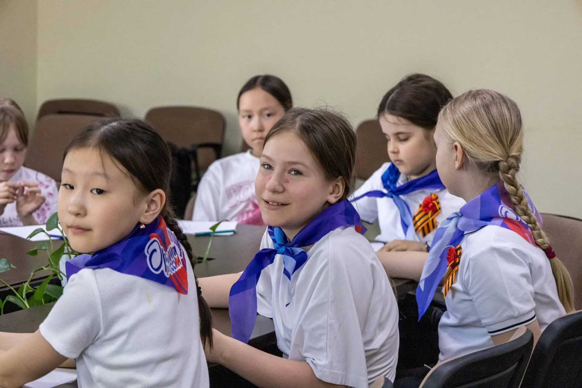 ОРЛЯТА ПОМНЯТ   🕊️ В Лаборатории открытий состоялось особенное занятие — «Быть Орлёнком — это помнит