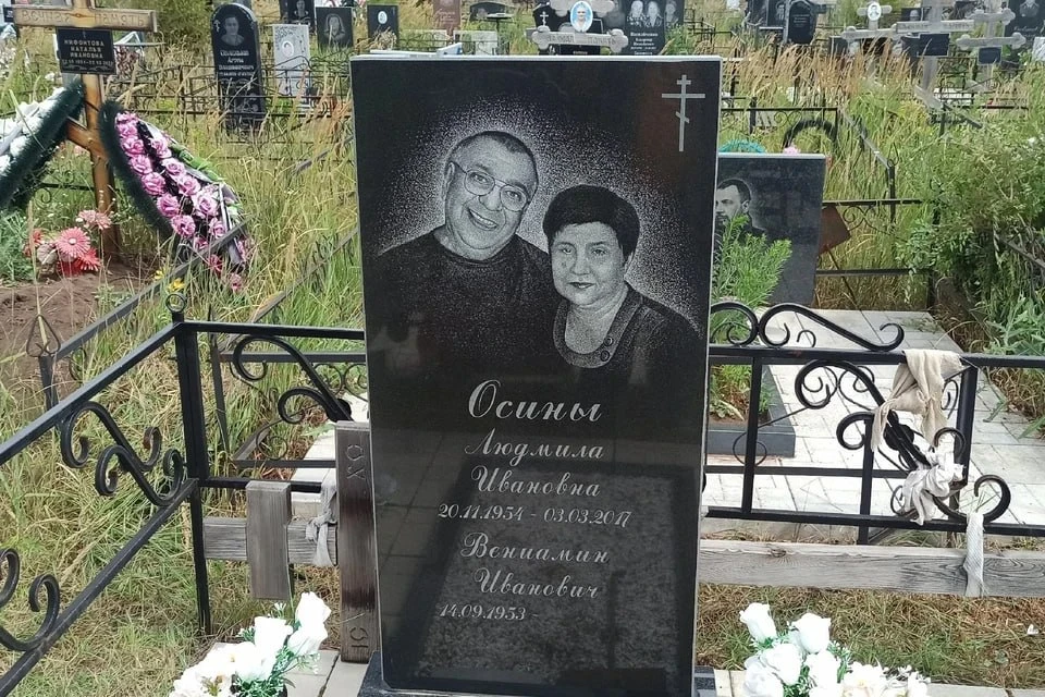 Живой на собственном памятнике: самарец «похоронил» себя рядом с любимой женой