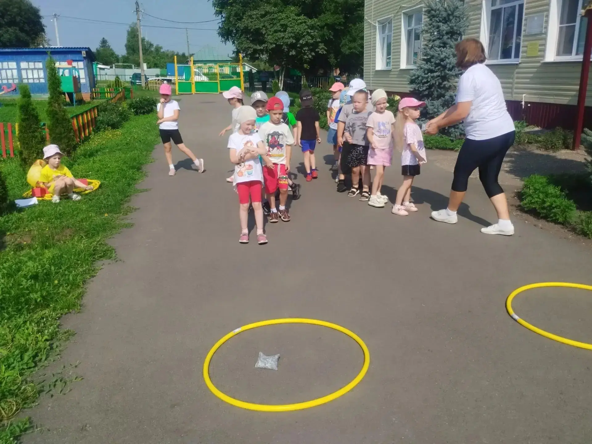 Сегодня в детском саду № 1 настоящий праздник движения и радости — в средней и старшей ...