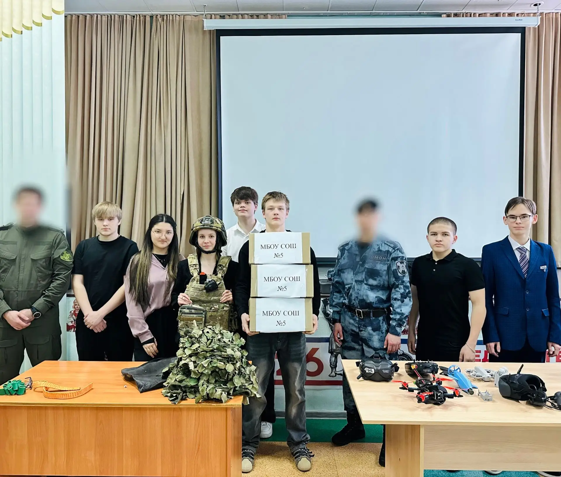 Сегодня в нашей школе для учащихся 9-11 классов прошёл урок мужества. Гостями стали бойцы Росгвардии