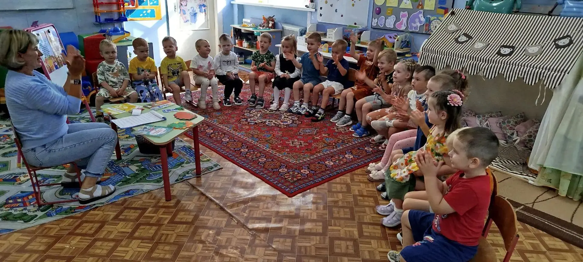 В группе "Капитошка" ( воспитатель Варакина Е. Н.) прошёл праздник посвящённый Дню Знан...