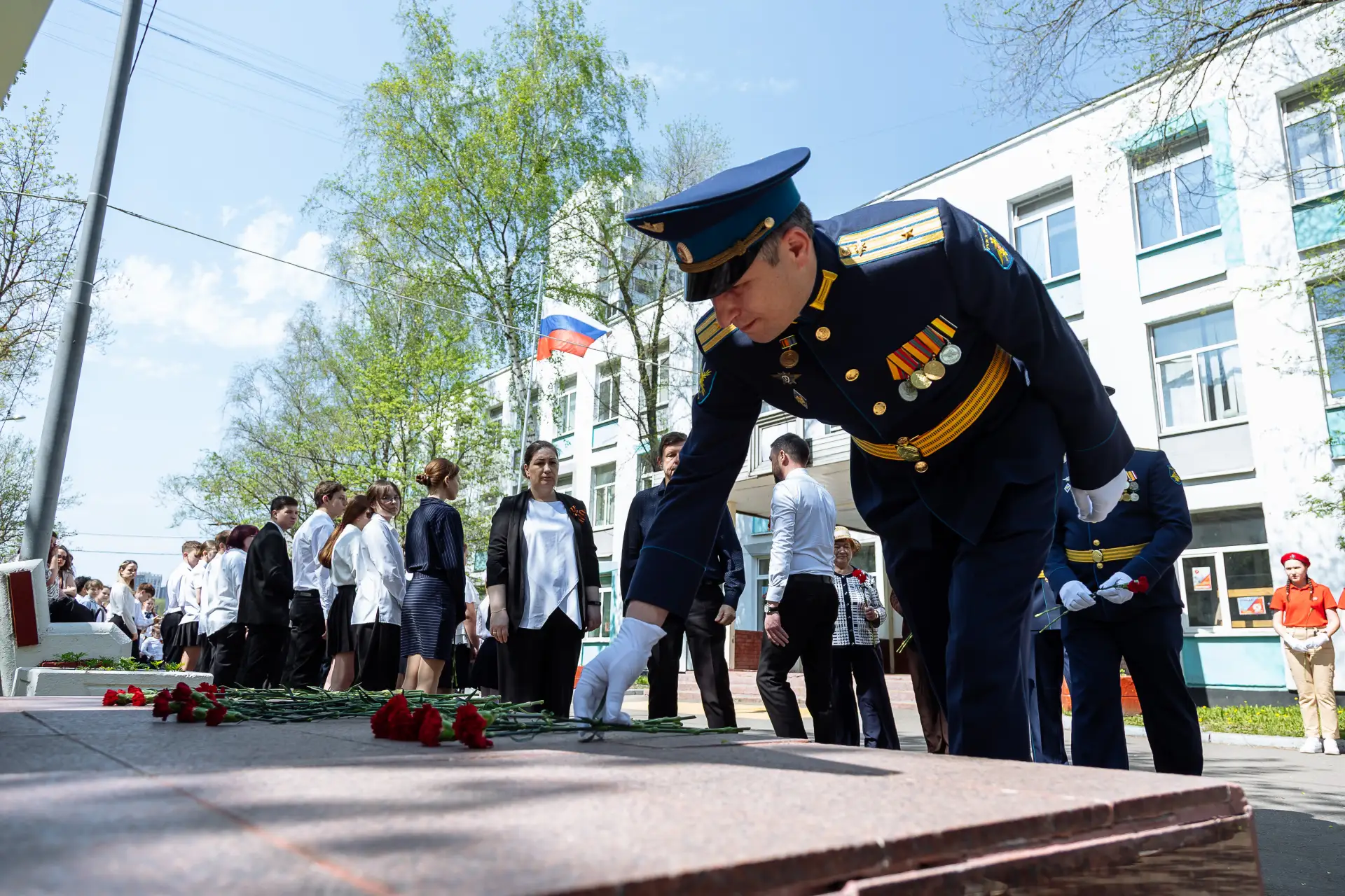 🌹 Акция «Красные гвоздики»: дань памяти героям  7 мая наши ученики, педагоги, администрация школы и 