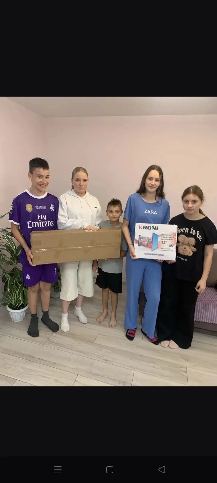 Подарки для уюта: воспитанник и центра благодарят спонсора Светлану за помощь в обустро...