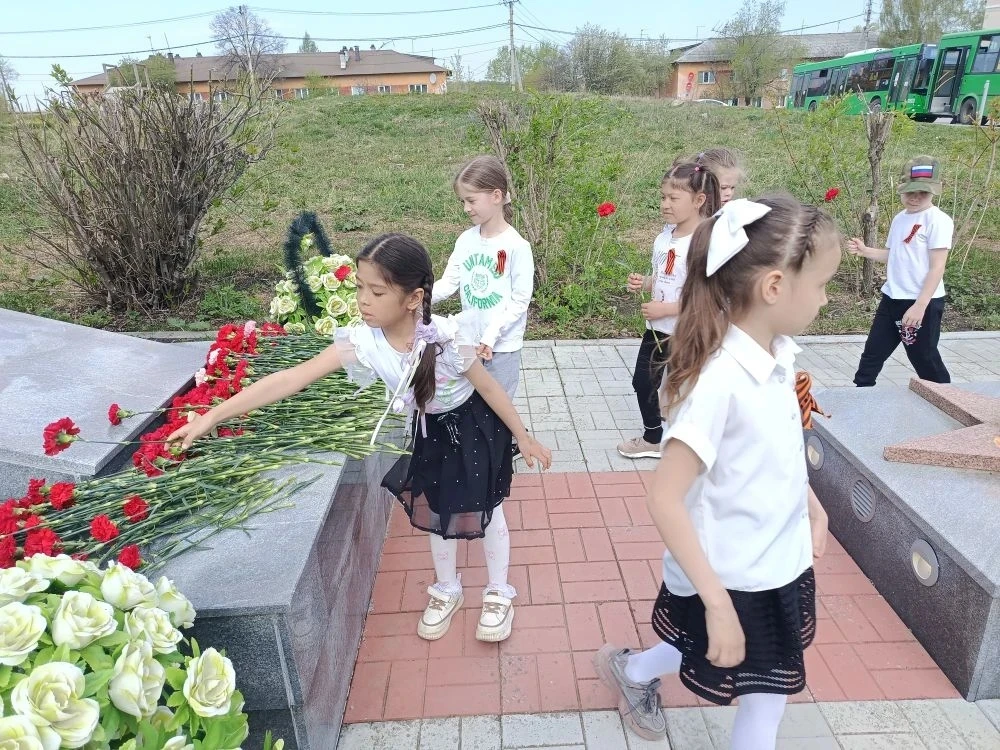 🌹 Сегодня обучающиеся нашей школы (корпус на Феофанова) собрались, чтобы отдать дань памяти и уважен