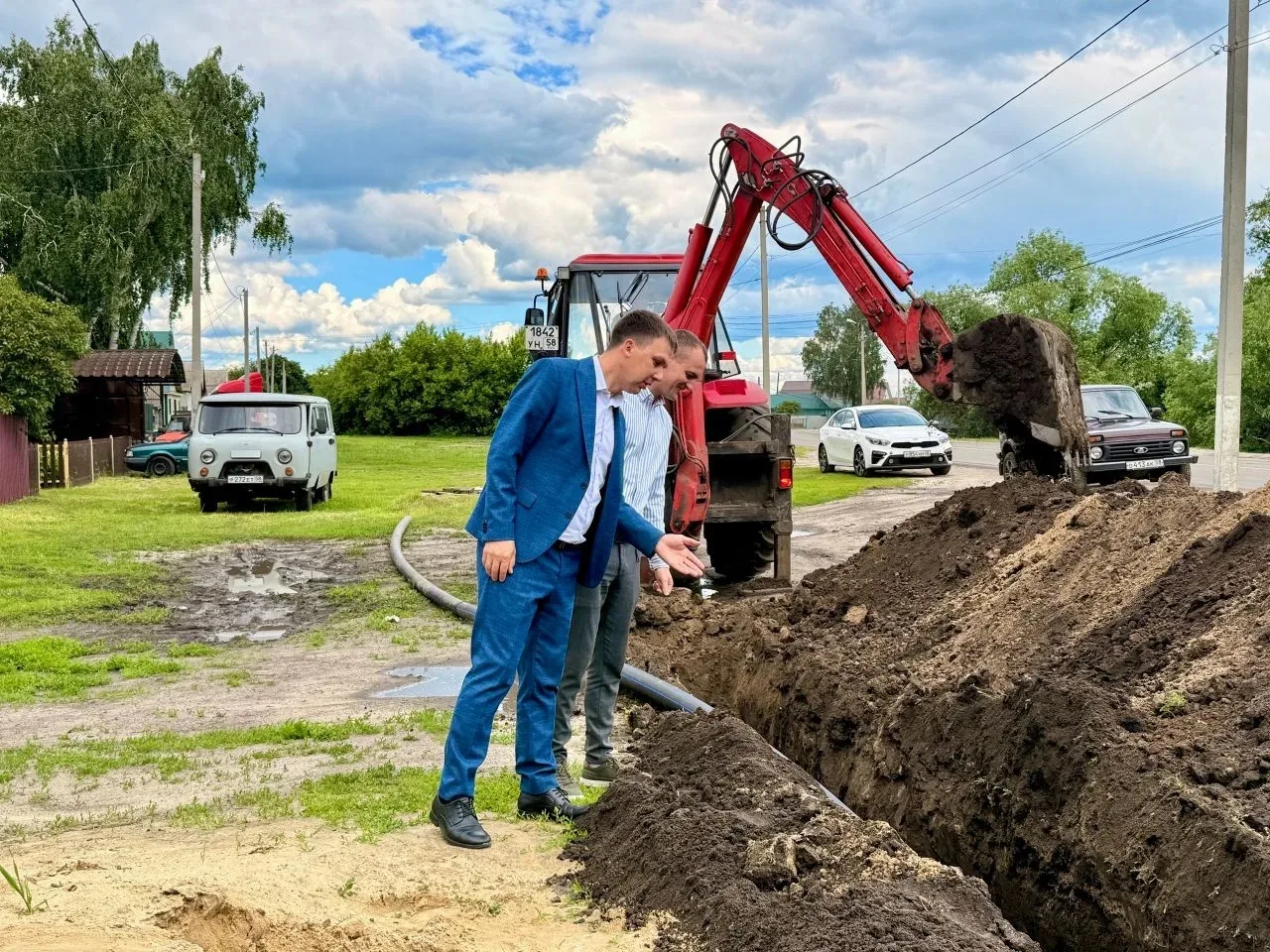 🗣 В селе Наровчат ведутся работы по капитальному ремонту участков водопроводной сети.