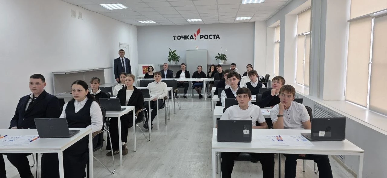 «Как ходить на квантах»  Студентка физико-математического факультета КЧГУ Танзила Сулейманова вместе