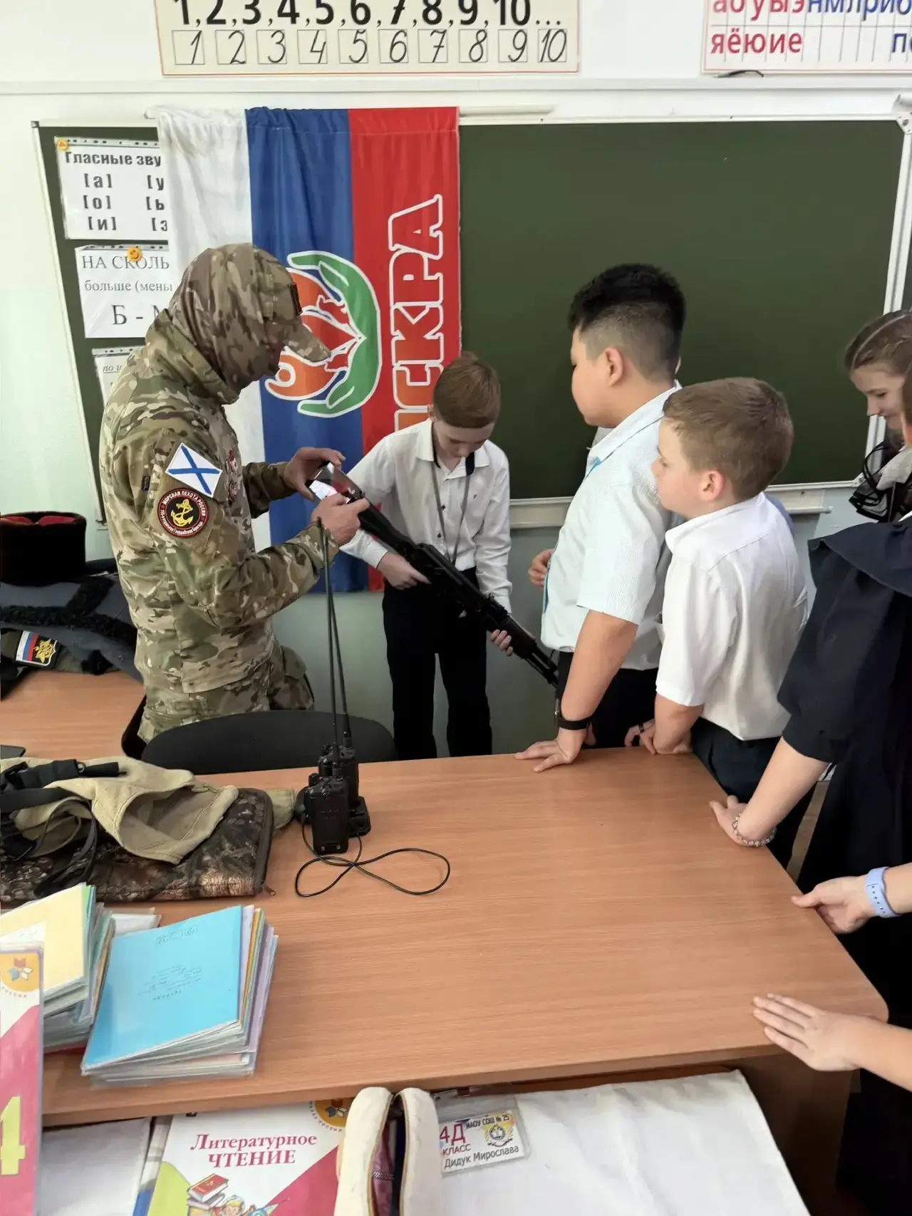 🎖️В день годовщины начала специальной военной операции к ребятам 4 «Д» класса пришли настоящие герои