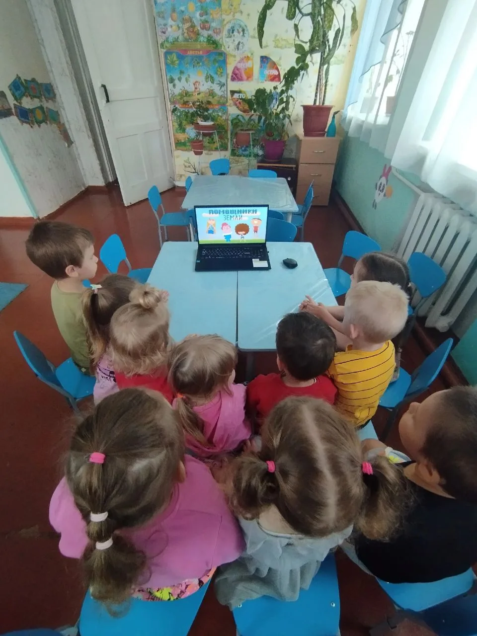 Наши воспитанники просмотрели обучающее видио " Помощники Земли"